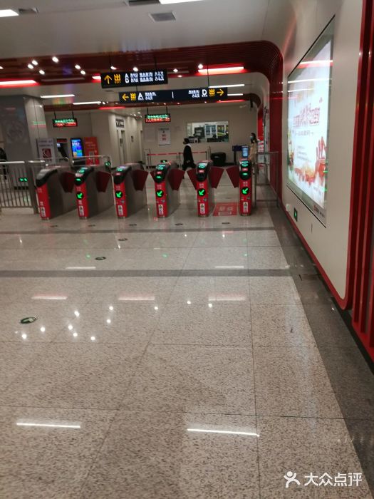 鳳城十二路地鐵站